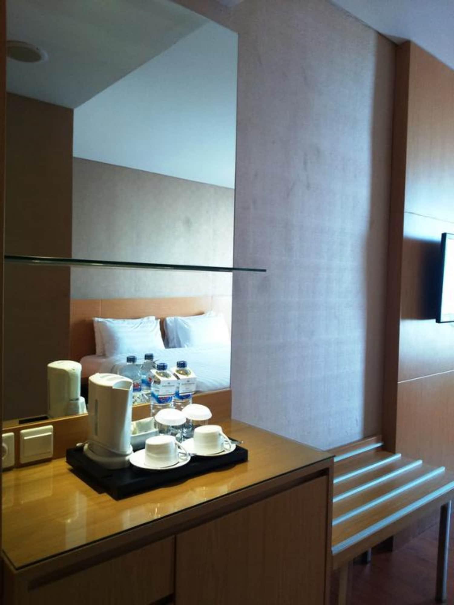 Hotel Santika Premiere Gubeng Сурабая Экстерьер фото