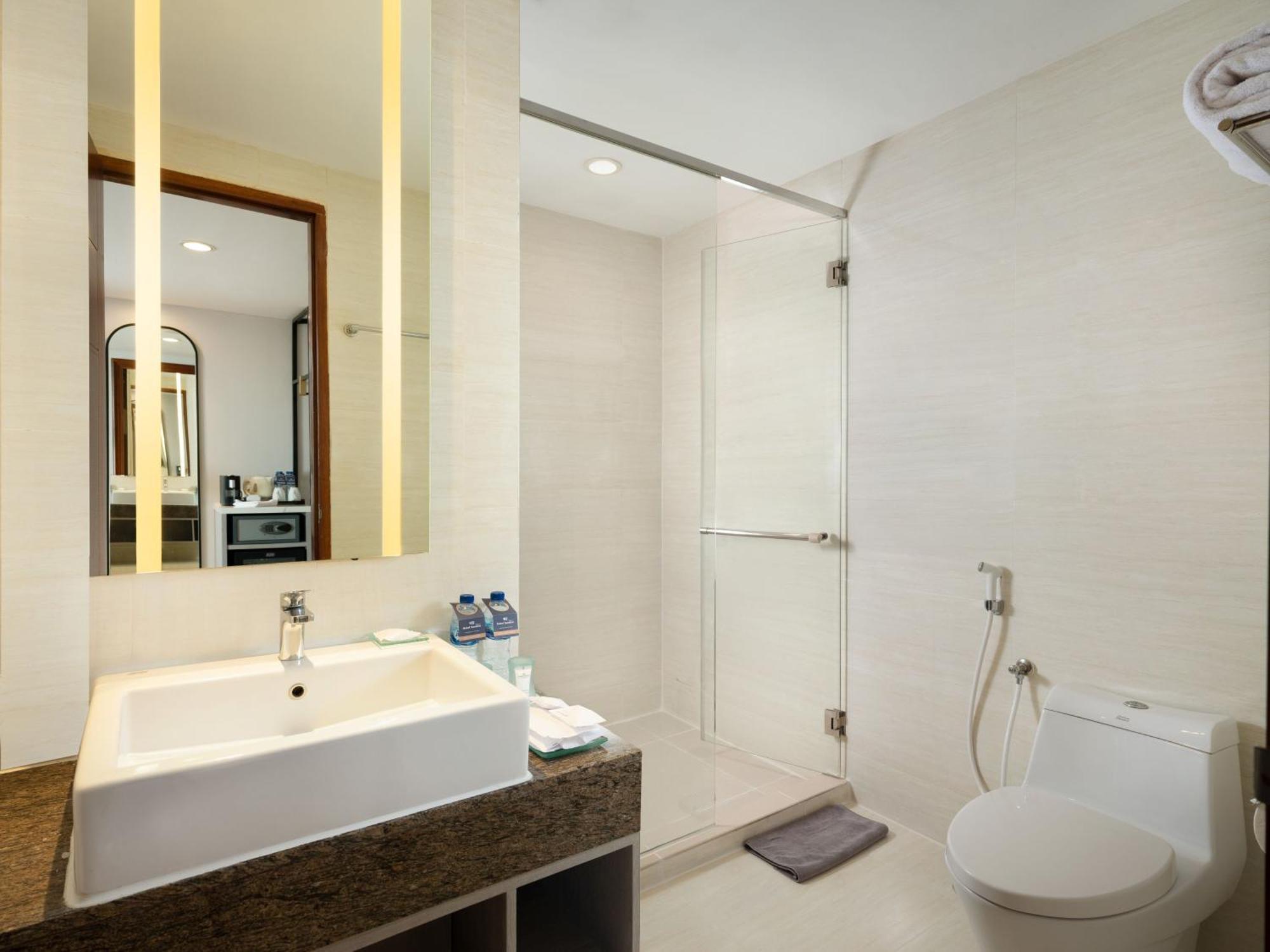 Hotel Santika Premiere Gubeng Сурабая Экстерьер фото