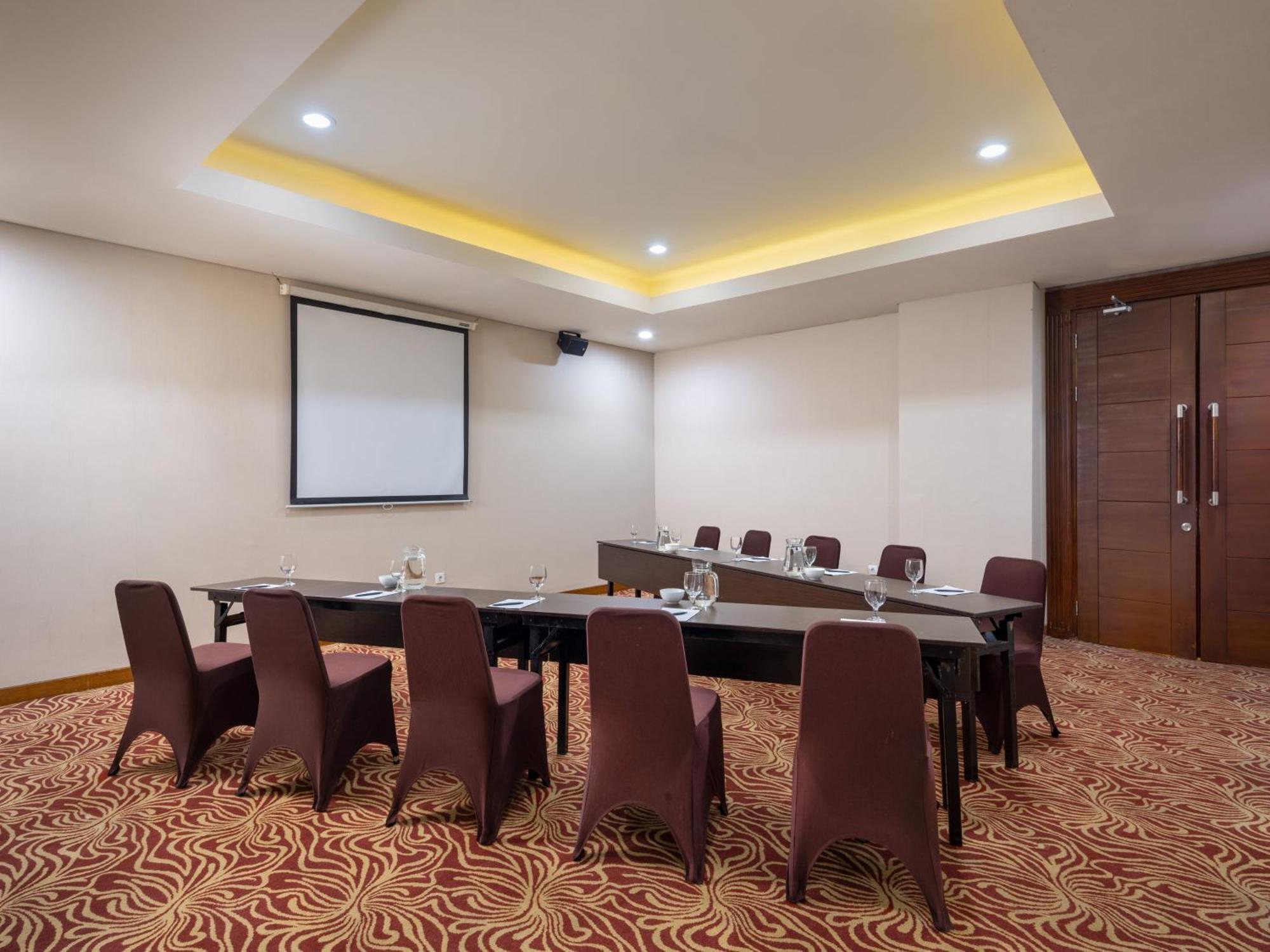 Hotel Santika Premiere Gubeng Сурабая Экстерьер фото